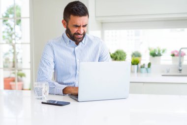 İş adam bilgisayar laptop kullanarak çalışma konsantre 