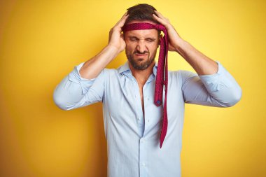 Akşamdan kalma iş adam sarhoş ve deli baş ağrısı umutsuz ve stresli çünkü ağrı ve migren ile kafa üzerinde kravat giyen akşamdan kalma için. Eller baş.