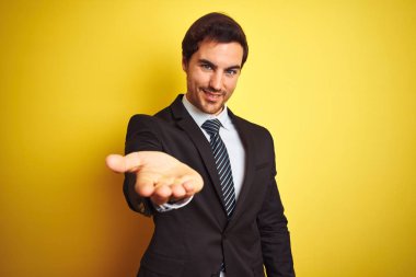 Arka plan ayakta kravat el elbise ve izole iş işadamı çocuk sarı neşeli tatlı sunan yardım ve kabul.