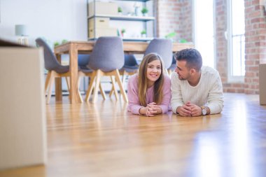 Aşk genç güzel çift yeni bir eve hareket, karton kutular etrafında yerde yatıyor, yeni daire için çok mutlu ve neşeli