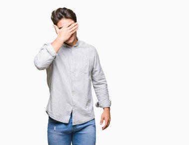 Gülümsüyor ve gözleri için sürpriz kapsayan yüz el ile gülüyor izole arka plan üzerinde gözlük takan yakışıklı delikanlı. Kör kavramı.