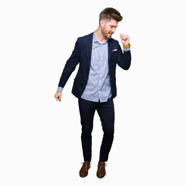 Mutlu ve neşeli, dans genç yakışıklı bussines adam rahat ve kendinden emin müzik hareket gülümseyen