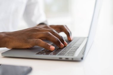 Afrika iş adam el bilgisayar laptop klavye kullanarak çalışma yakın çekim