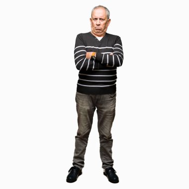 Yüz çapraz kolları olan kış çizgili süveter şüpheci ve sinir, onaylamayan ifade giymiş yakışıklı komuta sizde. Negatif kişi.