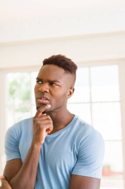 Afro-Amerikan öğrenci adam