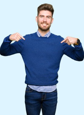 Yüzünde gülümseme ile kendinden emin görünüyorsun, kendini gururlu ve mutlu parmakları ile işaret genç yakışıklı bussines adam.