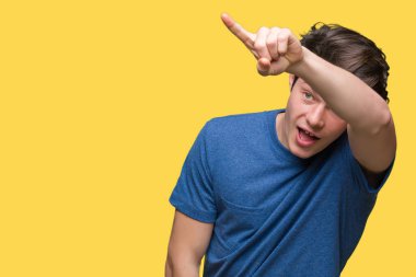 Yakışıklı delikanlı izole arka plan ile sürpriz devam et, parmakla üzerinde mavi t-shirt giyen ağız açık ifade, önünde bir şey hayret