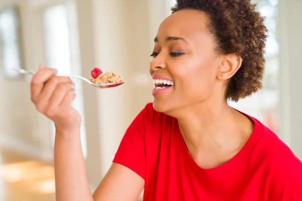 アフロ髪ょんを食べる若いアフリカ系アメリカ人美女 — ストック写真