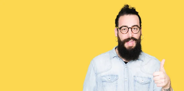 Jonge Hipster Man Met Lange Haren Baard Dragen Van Een — Stockfoto