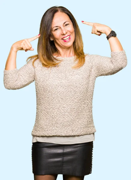 Mulher Meia Idade Bonita Vestindo Camisola Moda Sorrindo Apontando Para — Fotografia de Stock