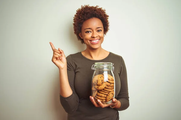 Афро Американської Жінки Холдинг Банку Шоколадні Чіпси Печиво Над Ізольованим — стокове фото