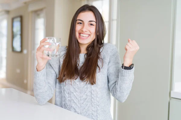 Vacker Ung Kvinna Dricker Ett Färskt Glas Vatten Skriker Stolt — Stockfoto