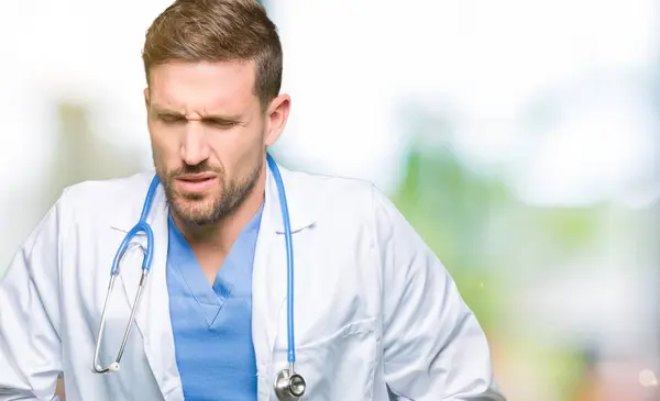 Stilig Läkare Man Bär Medicinsk Uniform Över Isolerade Bakgrund Med — Stockfoto