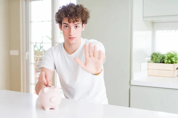 Νέος Άνθρωπος Επενδύοντας Χρήματα Χρησιμοποιώντας Κουμπαράς Στο Σπίτι Ανοιχτό Χέρι — Φωτογραφία Αρχείου
