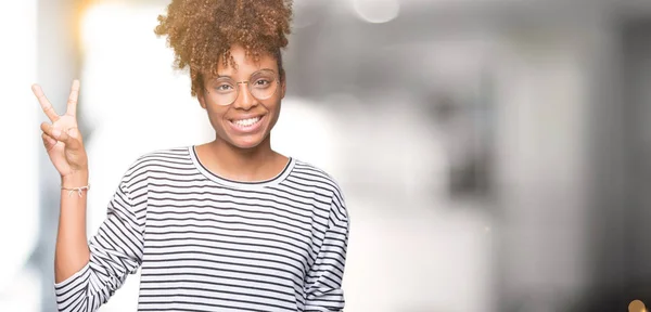 Vackra Unga Afroamerikanska Kvinnan Bär Glasögon Över Isolerade Bakgrund Visar — Stockfoto