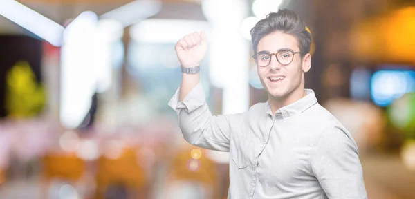 Joven Hombre Guapo Con Gafas Sobre Fondo Aislado Bailando Feliz — Foto de Stock