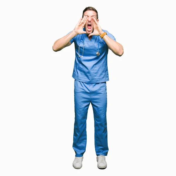 Bonito Médico Homem Vestindo Uniforme Médico Sobre Fundo Isolado Gritando — Fotografia de Stock