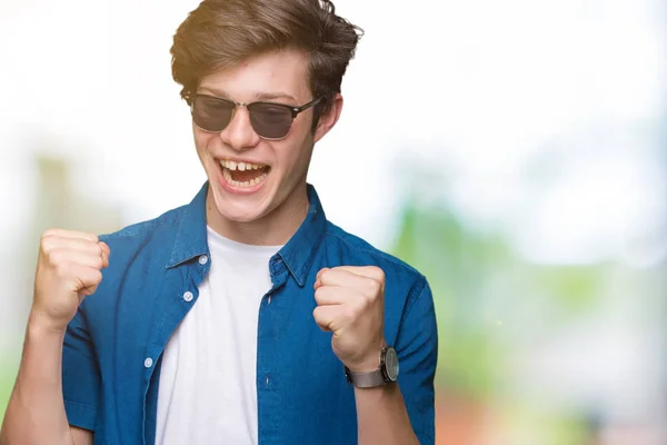 Jovem Homem Bonito Vestindo Óculos Sol Sobre Fundo Isolado Celebrando — Fotografia de Stock