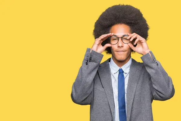 Mladí Africké Americké Obchodní Muž Afro Vlasy Nosí Brýle Snaží — Stock fotografie