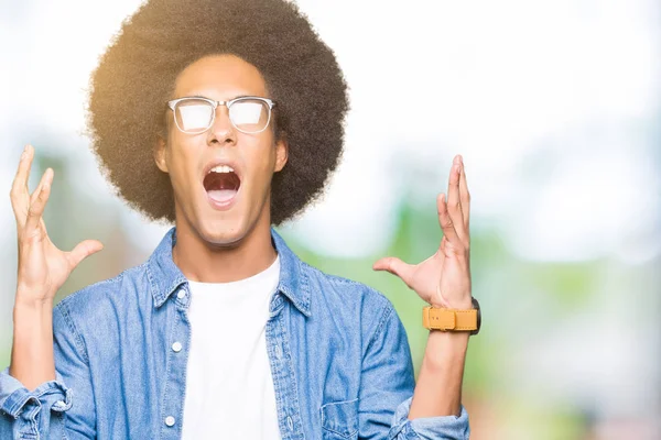 Joven Afroamericano Con Pelo Afro Usando Gafas Loco Loco Gritando —  Fotos de Stock