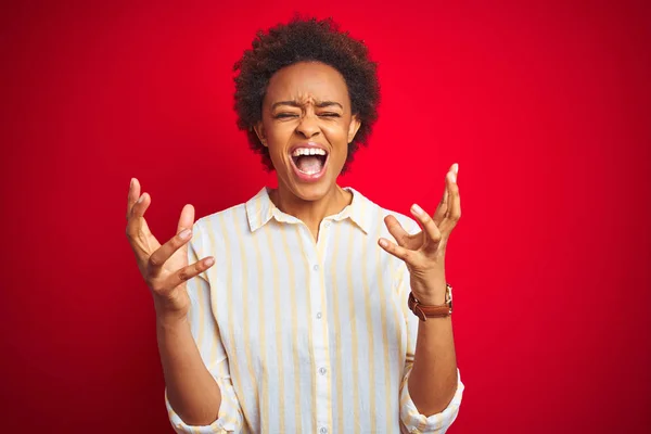 Fiatal Gyönyörű Afro Amerikai Afro Hajú Elszigetelt Piros Háttér Őrült — Stock Fotó