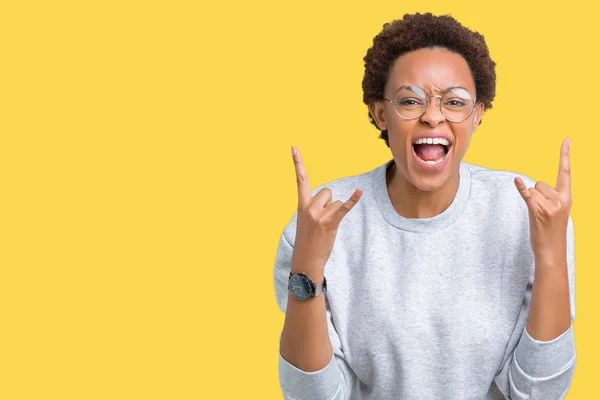 Joven Mujer Afroamericana Hermosa Con Gafas Sobre Fondo Aislado Gritando —  Fotos de Stock