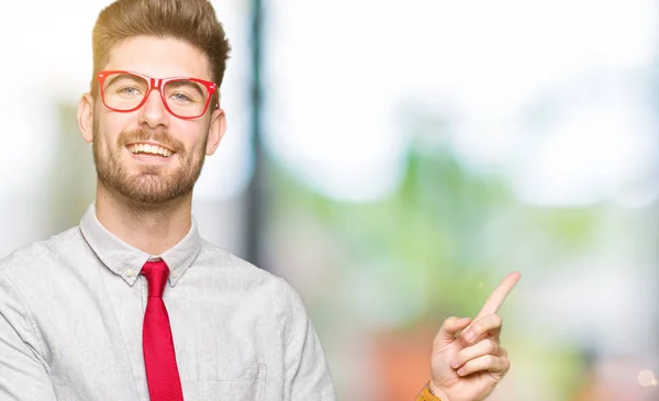 Joven Hombre Negocios Guapo Con Gafas Con Una Gran Sonrisa —  Fotos de Stock