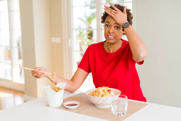 Ung Afrikansk Amerikansk Kvinna Med Afro Hår Äta Asiatisk Mat — Stockfoto