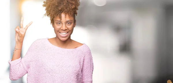 Hermosa Mujer Afroamericana Joven Con Gafas Sobre Fondo Aislado Mostrando — Foto de Stock