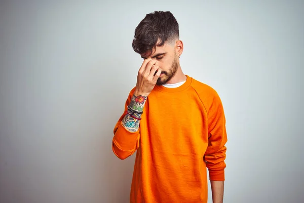 Hombre Joven Con Tatuaje Usando Suéter Naranja Pie Sobre Fondo — Foto de Stock