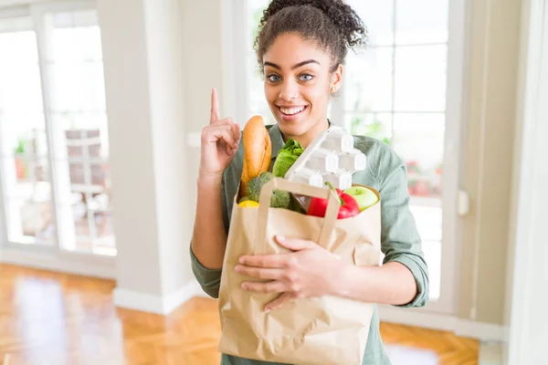 Meisje Van Afro Amerikaanse Bedrijf Papier Tas Van Boodschappen Van — Stockfoto