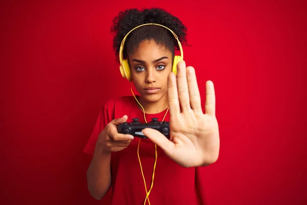 Afro Mujer Jugando Videojuego Con Joystick Auriculares Sobre Fondo Rojo — Foto de Stock