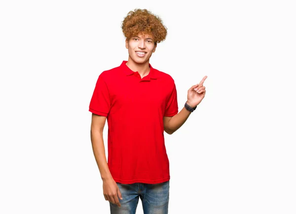 Homem Bonito Jovem Com Cabelo Afro Vestindo Camiseta Vermelha Com — Fotografia de Stock