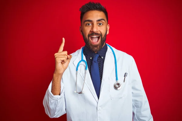 Jeune Médecin Indien Homme Portant Stéthoscope Debout Sur Fond Rouge — Photo