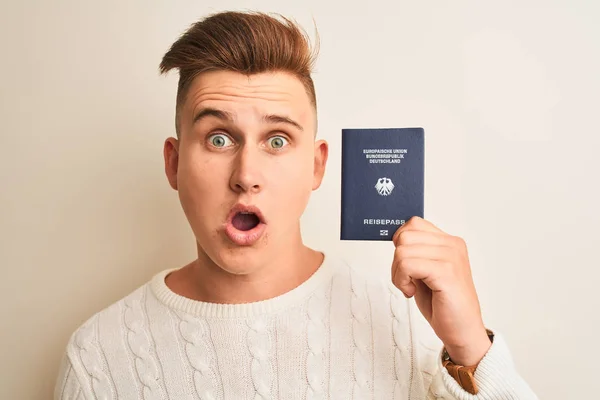 Jovem Bonito Homem Segurando Alemanha Passaporte Alemão Sobre Isolado Fundo — Fotografia de Stock