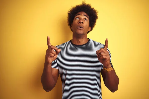 Afrikansk Amerikansk Man Med Afro Hår Klädd Navy Randig Shirt — Stockfoto