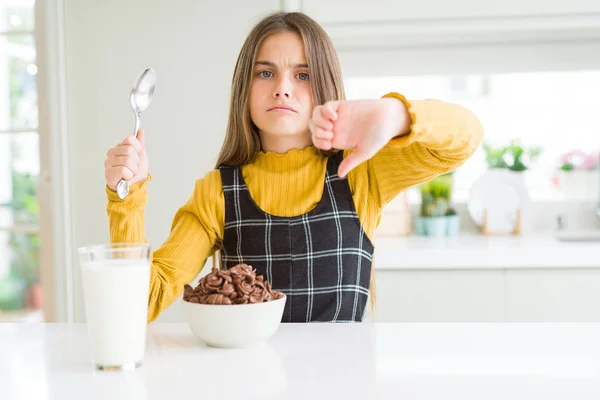 Menina Bonita Criança Comendo Cereais Chocolate Copo Leite Para Café — Fotografia de Stock