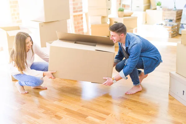 Schönes Junges Paar Das Verliebt Lächelt Und Einen Großen Karton — Stockfoto