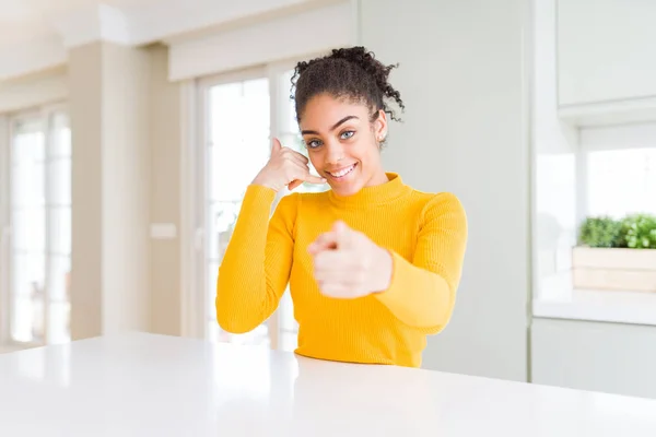 Mooie Afro Amerikaanse Vrouw Met Afro Haar Het Dragen Van — Stockfoto