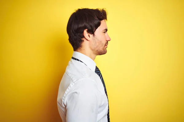 Jovem Empresário Bonito Vestindo Camisa Elegante Gravata Sobre Fundo Amarelo — Fotografia de Stock