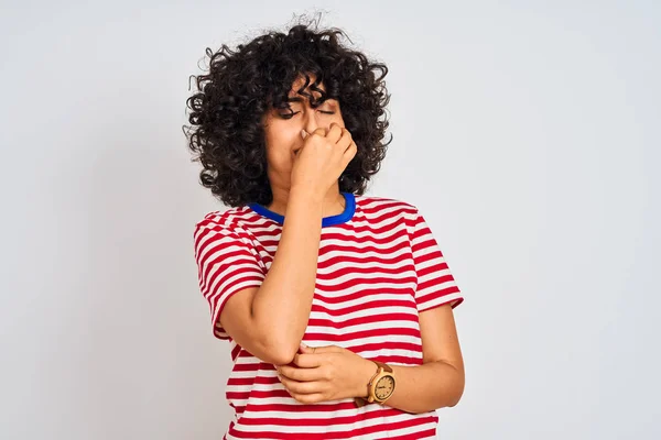 Mujer Árabe Joven Con Pelo Rizado Usando Una Camiseta Rayas —  Fotos de Stock