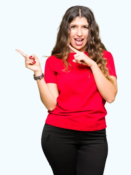 Jovem Mulher Bonita Vestindo Camiseta Casual Sorrindo Olhando Para Câmera — Fotografia de Stock