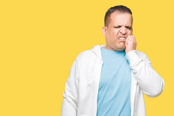 Uomo Arabo Mezza Età Indossa Felpa Sfondo Isolato Cercando Stressato — Foto Stock