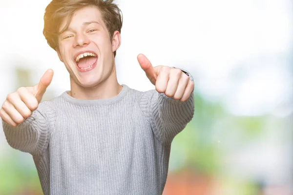 Joven Hombre Guapo Con Suéter Invierno Sobre Fondo Aislado Aprobando —  Fotos de Stock