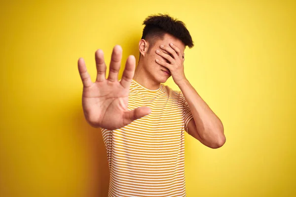 Jonge Aziatische Chinese Man Dragen Shirt Staande Geïsoleerde Gele Achtergrond — Stockfoto