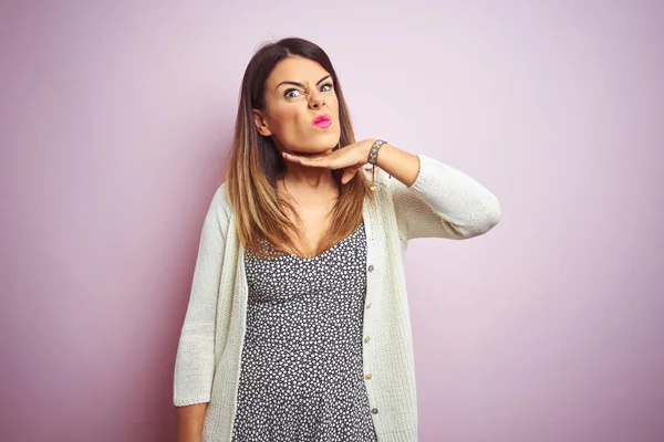 Junge Schöne Frau Steht Über Rosa Isoliertem Hintergrund Und Schneidet — Stockfoto