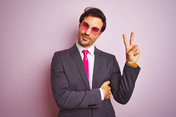 Młody Przystojny Biznesmen Ubrany Garniturze Okulary Przeciwsłoneczne Białym Tle Różowy — Zdjęcie stockowe