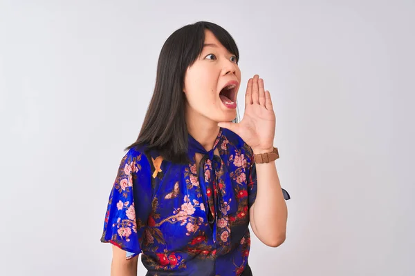 Jonge Mooie Chinese Vrouw Het Dragen Van Zomer Bloemen Shirt — Stockfoto