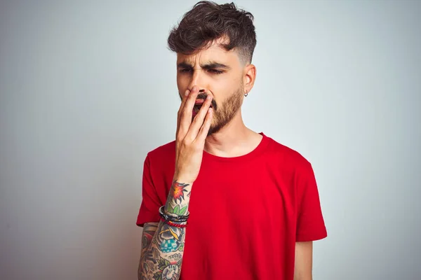 Joven Hombre Con Tatuaje Vistiendo Camiseta Roja Pie Sobre Fondo — Foto de Stock