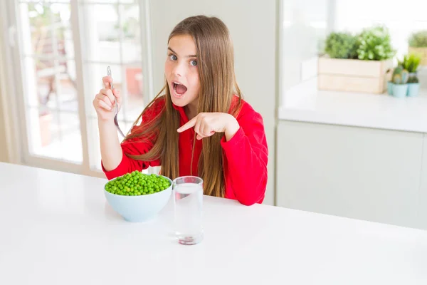 Hermosa Joven Comiendo Guisantes Verdes Saludables Muy Feliz Señalando Con —  Fotos de Stock